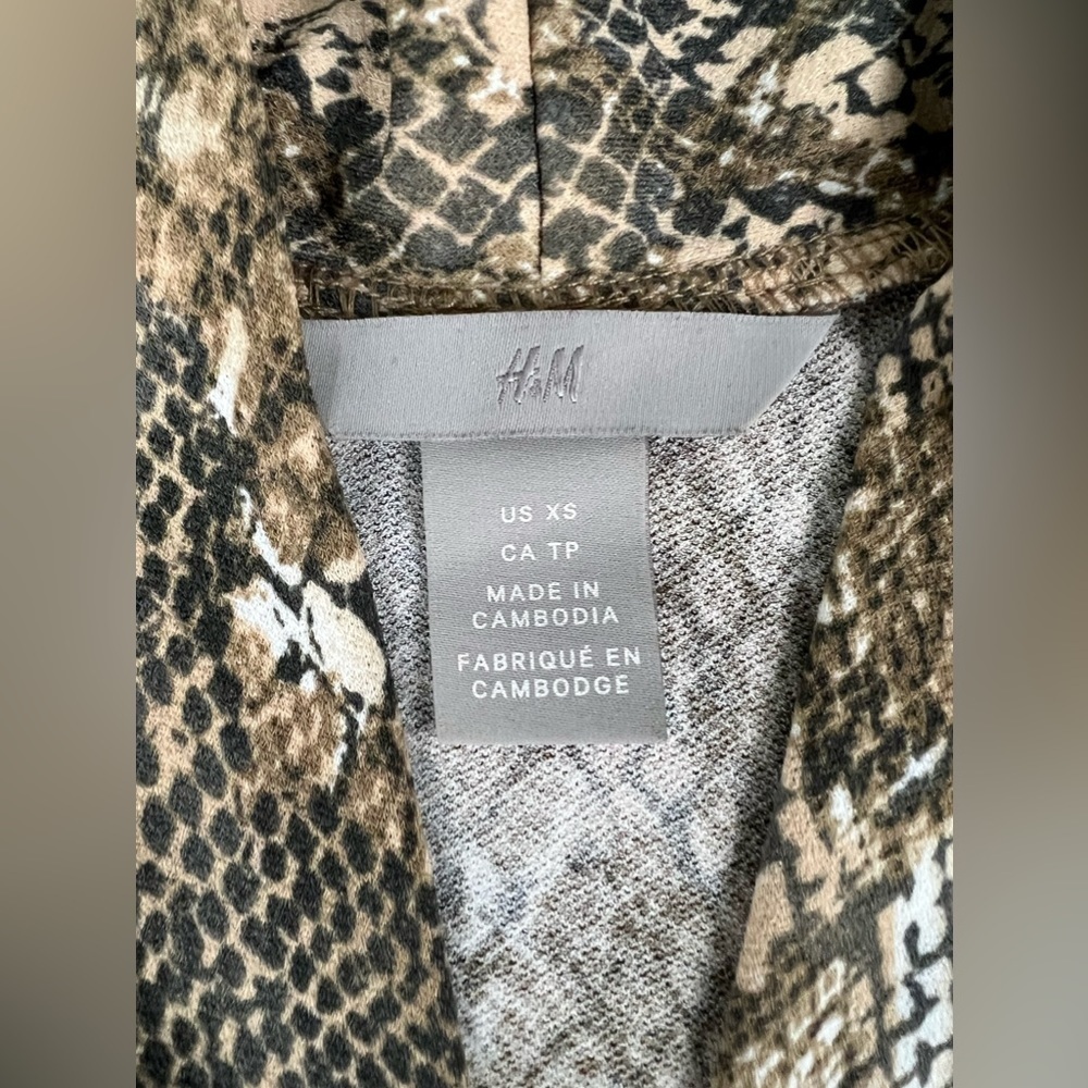 H&M Snake Print V-Neck Blouse - Cap Sleeve - Stretch Top - Size XS - Picture 5 of 7